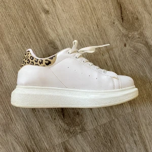 Alexander McQueen skor - Såå fina Alexander McQueen liknande skor, perfekta nu till hösten! ❤️‍🔥❤️‍🔥 sällan andvända, allt smuts kan jag lätt tvätta bort :)