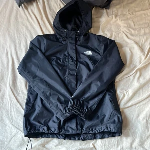 The North Face jacka - Säljer min The North Face jacka pågrund av att jag väx ut den. Använd fåtal gånger och eftersom jag inte kan använda den längre vill jag helst bara bli av med den så fort som möjligt. Storlek M. Skick 7/10. Pris kan diskuteras.