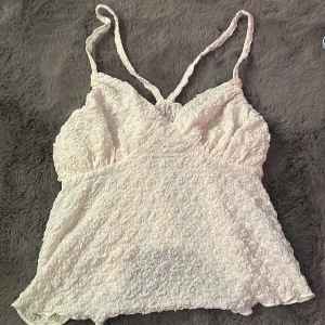 söt topp från shein  - köpte från shein i storlek xs men säljer för tycker den är för öppen i ryggen och lite för stor skulle säga att den passar mer som s. 