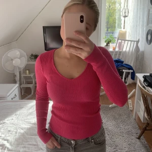 Rosa tröja - Använd 2 gånger, säljer då jag inte får den till använding längre!