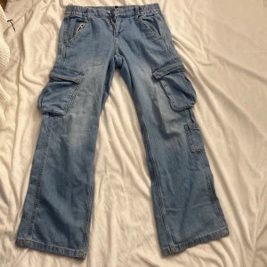Baggy cargo jeans - Köpt för något år sedan, bra skick. Köparen står för frakten, stretchiga i midjan. 