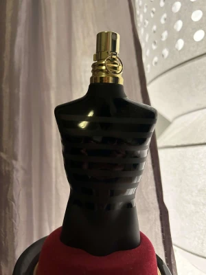 Jean Paul Gaultier - Säljer min oanvända Jean Paul Gaultier 125 ml parfym som jag fick i present. Säljs då jag ska köpa en annan. Hör av er vid frågor!