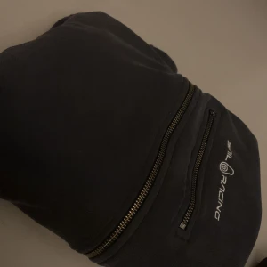 Sail Racing hoodie  - En mörkblå Sail racing hoodie som används få gånger, jag köpte den för 1500kr så säljer den billigare🩷