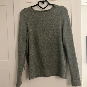 Stickad tröja - Världens finaste stickade tröja från vero moda💓 Så fin men säljer pågrund av att färgen inte passar mig. Nyskick då den endast är använd en gång🤩 Säljer för 200kr plus frakt, priset går att diskutera🤩