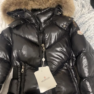 Moncler Jacka - Helt ny aldrig använd utan bara provad. Prislappen är kvar, scanbar QR kod finns. Tar även emot byten