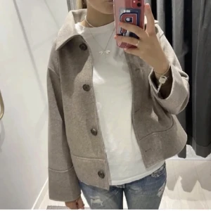 Kort kappa från Kappahl  - Säljer den väldigt populära slutsålda kappan från Kappahl köpt för 1000 sitter väldigt fint och är varm pris går att diskuteras fraktar snabbt! Inga defekter knappt använd 