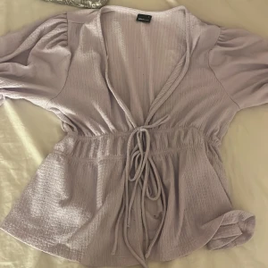 Kortärmad tröja/ bluse🩷 - Säljer denna då jag inte använder denna längre, det är riktigt söt o fin färg🩷 storlek s men passar även xs 