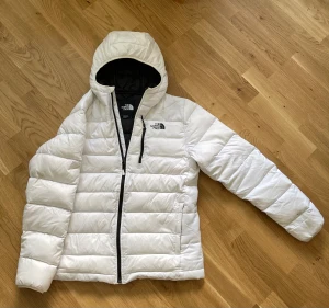 TheNorthFace Jacka - Säljer en riktig fet vinterjacka från TheNorthFace för ett rimligt pris. Jackan har en svart fläck på högra armen. Priset går att diskuteras. 