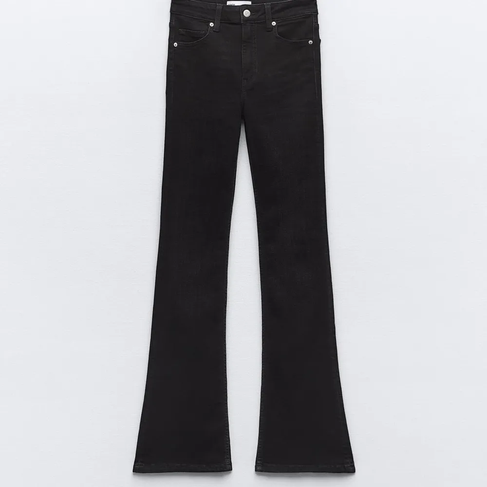 Zara jeans i mid rise Aldrig använt (prislappen kvar)  Storlek 36 Bra längd på mig som är 173 ungefär. Jeans & Byxor.