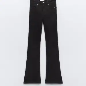 Zara jeans i mid rise Aldrig använt (prislappen kvar)  Storlek 36 Bra längd på mig som är 173 ungefär
