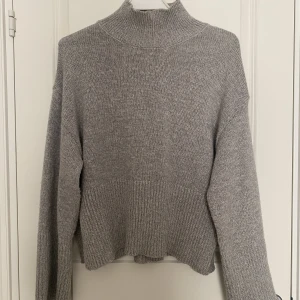 Stickad tröja - Grå stickad tröja med slits från Gina Tricot i nyskick, storlek S, kontakta mig för fler bilder🤍 (slutsåld på hemsidan)