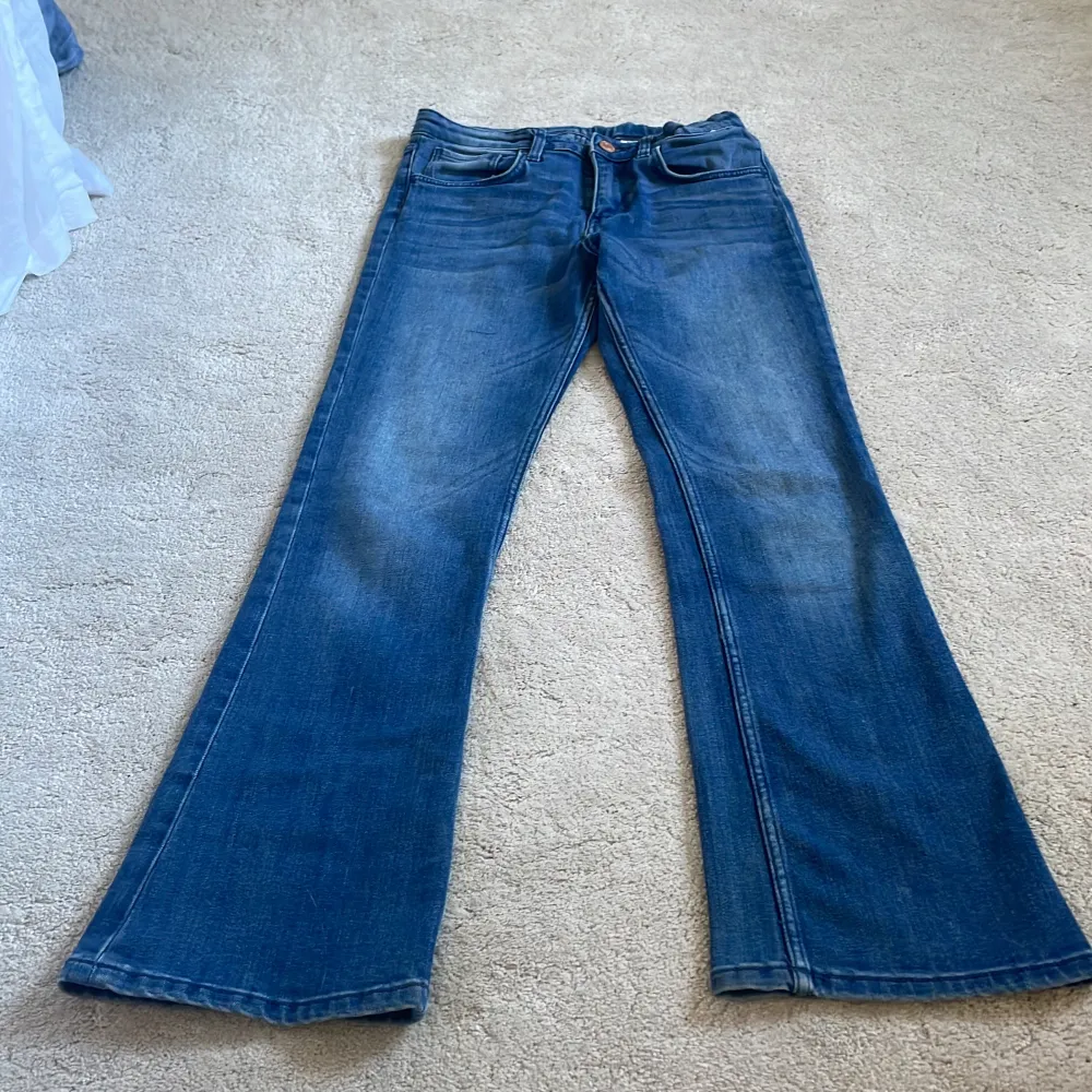 Superfina mörkblå barnjeans. Modellen är bootcut och har inga tecken på användning❤️❤️ . Jeans & Byxor.