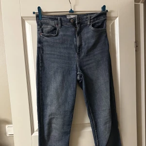 Jeans med slits - Passar dig som har M. Använd några gånger, men i god skick.