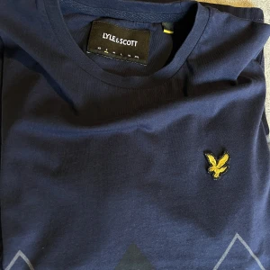 Lyle&Scott t-shirt - Hej! Säljer en Lyle&scott tshirt som är i nyskick! Den är storlek S och köpt på Boozt