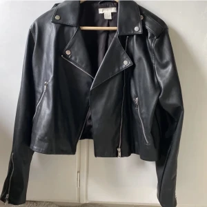 Trendig läder/biker jacka i strl 38 - Jätte snygg läder jacka. Inget fel på den passar bara inte mig för att den har typ lite av en oversized fit. För mer bilder kontakta mig