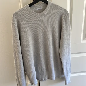 Stickad tröja  - Tjena! Säljer min helt oanvända grå stickade tröja från zara. Skicket är 10/10 med inga defekter eller tecken på användning. Storleken är Medium. Ny pris är 450 kr men mitt pris är 200! Hör av er vid frågor!