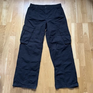 Cargobyxor - Svarta cargobyxor. Är 160 cm lång och dem är väldigt långa på mig! 