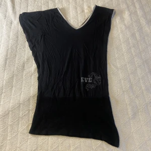 Fet 00s tröja 🖤 - Asfet svart unik tröja med tryck där nere och silverdetaljer, fint skick, storlek S men skulle tippa på att den passar alla beroende på hur man vill att den ska sitta! <3 DM vid frågor osv! 