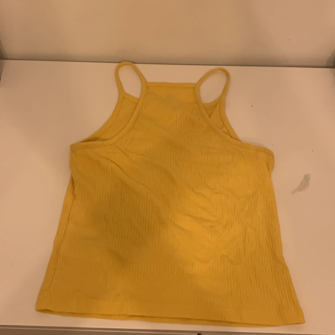 Gult linne i väldigt bra skick. Använd 1 endaste gång. Linnet är lite ribbat så ni vet. - 90