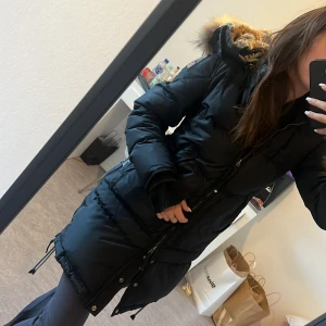 Vinterjacka  - Säljer nu min super varma och sköna vinter jacka då det är dax för mig att köpa en ny! Jackan är använd två vintrar, inga defekter!🥰skriv till mig för flera bilder. ❌Priset går absolut att diskutera vid snabb affär!!❌