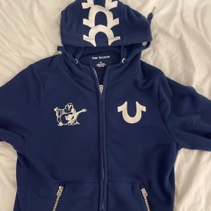 True religion  - En true religion zip up som är i storlek XXL men sitter som L/Xl knappt använd