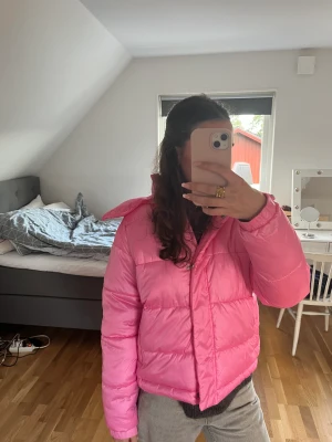 Rosa vinterjacka  - Säljer denna söta rosa vinterjacka med avtagbar luva. Säljer den då den inte kommit till användning mer än 1 gång så den är i mycket bra skick💕skriv för fler bilder eller eventuella frågor!