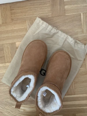 Uggs mycket fint skick  - Använda 2 gånger fick i present men lite stora på mig då jag har 36 igentligen