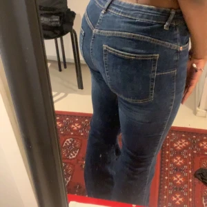 Lågmidjade blåa jeans  - Köpte dessa Jeans för ett par år sen och har änvänt de ganska mycket med slutade använda de förra året då de har slutat passa mig lika bra som de gjorde innan. Jeansen är i väldigt bra skick dock