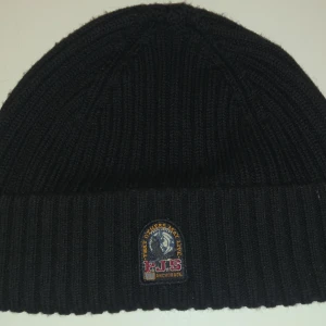 Parajumpers mössa    - Parajumpers mössa. Köptes för 800kr Ganska använd.  