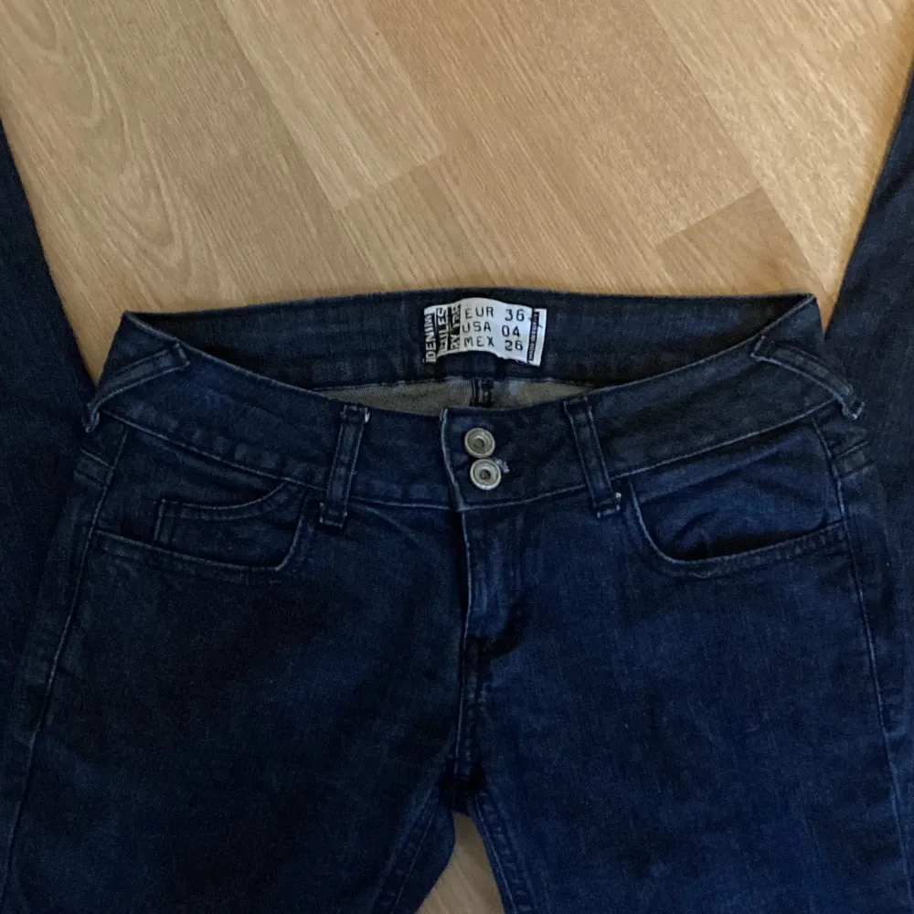 Jätte fina svarta jeans eller jätte mörk blåa. Inga defekter💕Jeansen passar mig som är 1,76 och har storleken 36. Säljer eftersom jag har ett par likadana. Tryck gärna köp nu och kontakta mig för frågar🫶🏻. Jeans & Byxor.