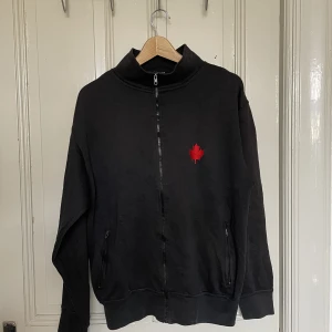 Tjocktröja  - Säljer nu min tröja som är gjord i Kanada av YK. Storleken är L men passar även M. Den är ett varmt isolering på insidan.  