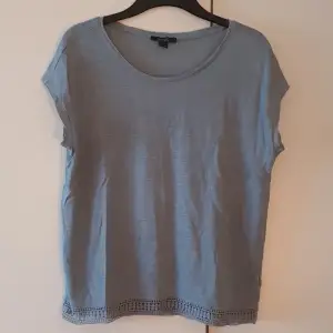 T-shirt i linne storlek Medium  Blå/grå  Pris 170kr 