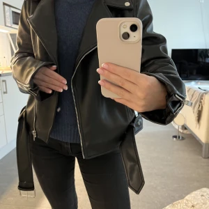 Skinnjacka - Skinnjacka, sparsamt använd. Säljer då den inte kommit till användning 🩷 Står strl. 40, men passar XS-S. Skriv för frågor! 