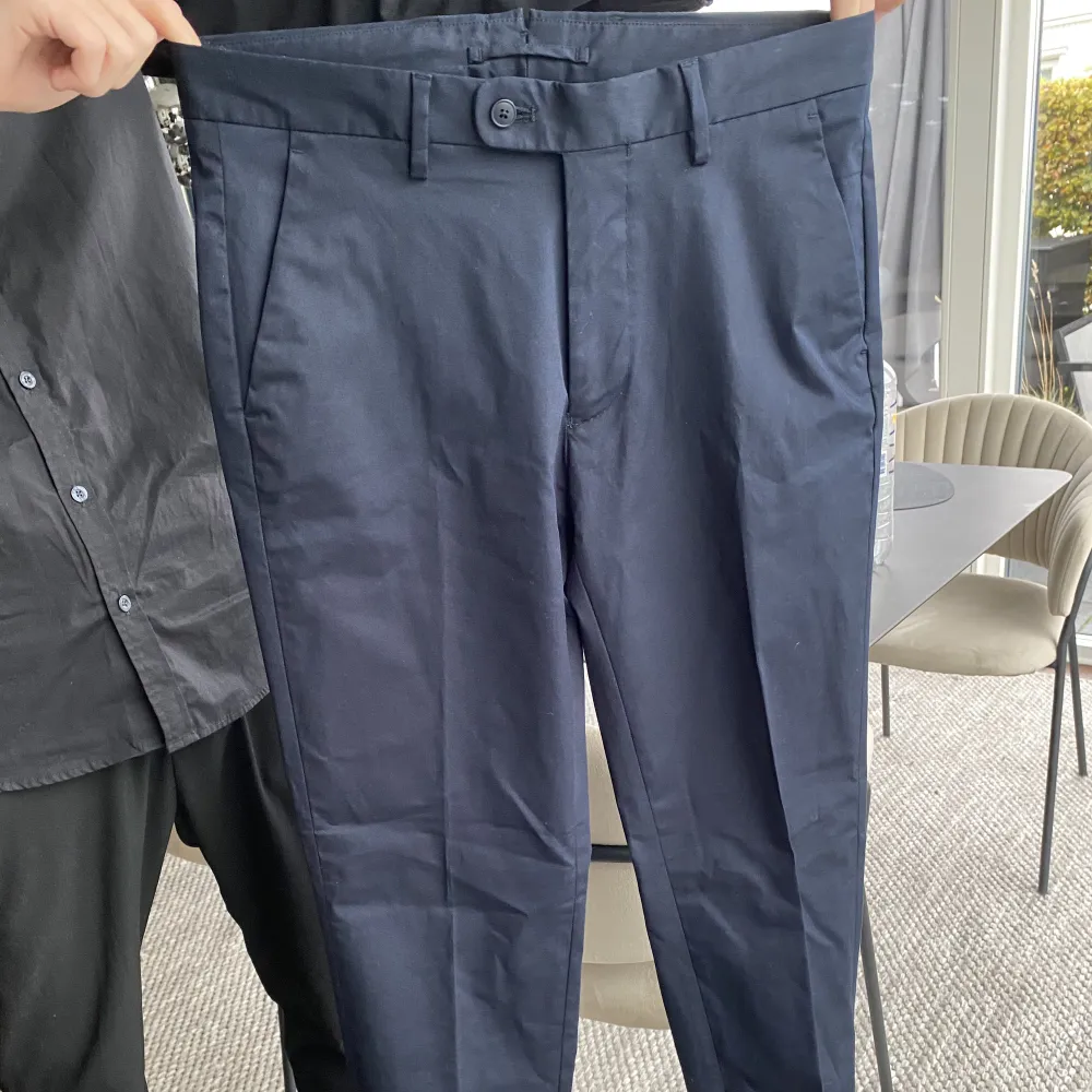 Helt nya chinos från Massimo dutti, strl 38 nypris 499kr säljer för 350. Jeans & Byxor.