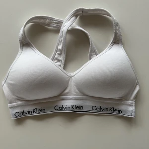 Calvin Klein BH - Säljer denna fina å sköna bh pågrund av att den är för liten. Storlek S💕