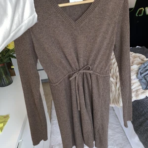 Stickad klänning  - Säljer denna fina stickade klänning, är gjord av bomull och Kashmir. Storlek s. Jätte fint skick 