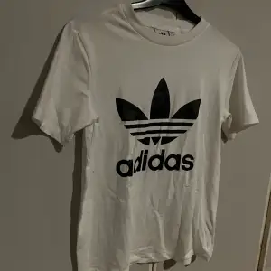 Säljer min adidas tröja , Aldrig använt och är i väldigt bra skick 