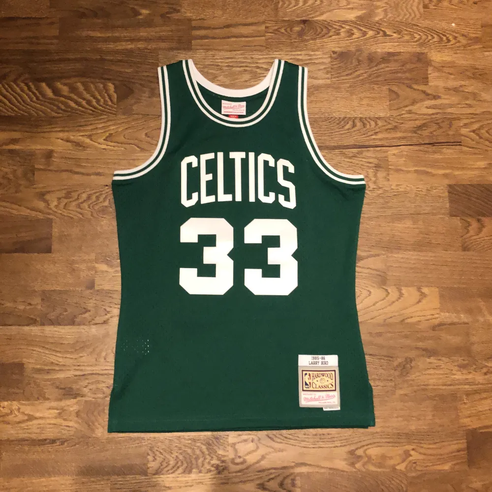 MITCHELL & NESS Linne - Swingman Boston Celtics Home 1985-86 Larry Bird NYPRIS 1199KR Helt ny/oanvänd, ej tvättad Ingen prislapp Storlek S. Toppar.
