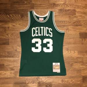 MITCHELL & NESS Linne - Swingman Boston Celtics Home 1985-86 Larry Bird NYPRIS 1199KR Helt ny/oanvänd, ej tvättad Ingen prislapp Storlek S