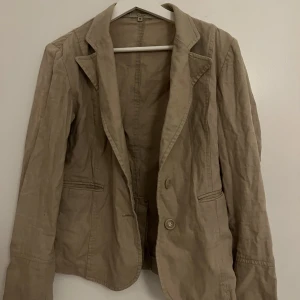 Tunn kavaj - Trendig tunn kavaj/kofta. Perfekt till layering under jacka. 💓