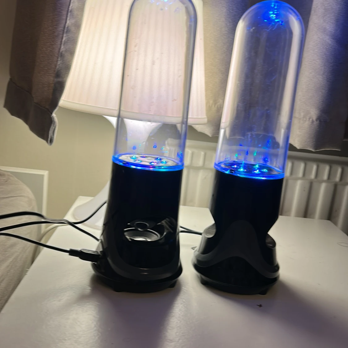 Högtalare med färg ”vatten” som spelar  - 90