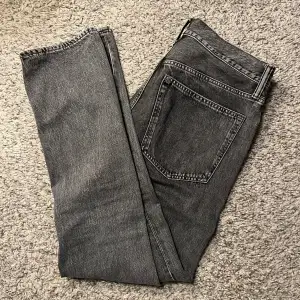 Gråa HM jeans utan defekter. Storlek 34/32, relaxed fit men passar som regular. Priset kan diskuteras