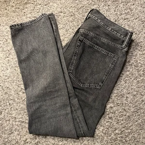 HM Jeans - Gråa HM jeans utan defekter. Storlek 34/32, relaxed fit men passar som regular. Priset kan diskuteras