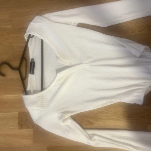 Vit långärmad body  - Oanvänd vit långärmad body  Stl s  Stretch 