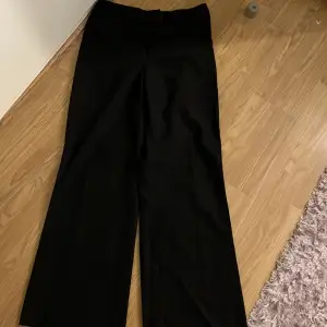 Svarta kostymbyxor 