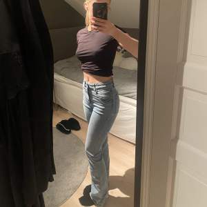 Ljusa bootcut jeans från H&M i storlek 34/XS🫶🏻 Jag är 163 cm lång och de är lite för långa för mig! I använt skick.