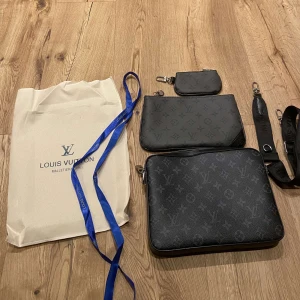 Lv Trio Bag - Helt ny aldrig använd lv trio bag. Endast öppnad. Kvitto, box, dustbag finns