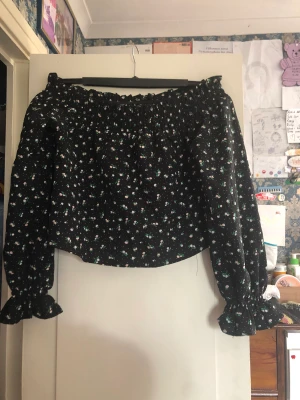 Svart topp - Svart blommig topp från H&M storlek S. Använd ett få tal gånger. 