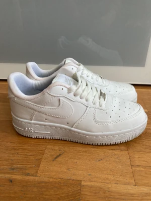 Vita sneakers strl 39 - Provade utomhus (se bild) men i övrigt hela och fina 