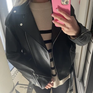 Skinn jacka  - Oversized skinn jacka, i ny skick!💗